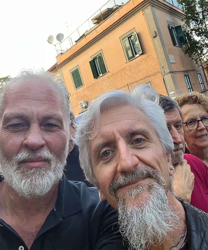 maurobiani's tweet photo. Una panchina gialla dedicata a #GiulioRegeni è stata inaugurata oggi pomeriggio a Roma nel quartiere Quadraro Vecchio, nel Municipio V. 
Molte, moltissime persone. E pure io e @A_Celestini. https://t.co/7XdcwKjf88