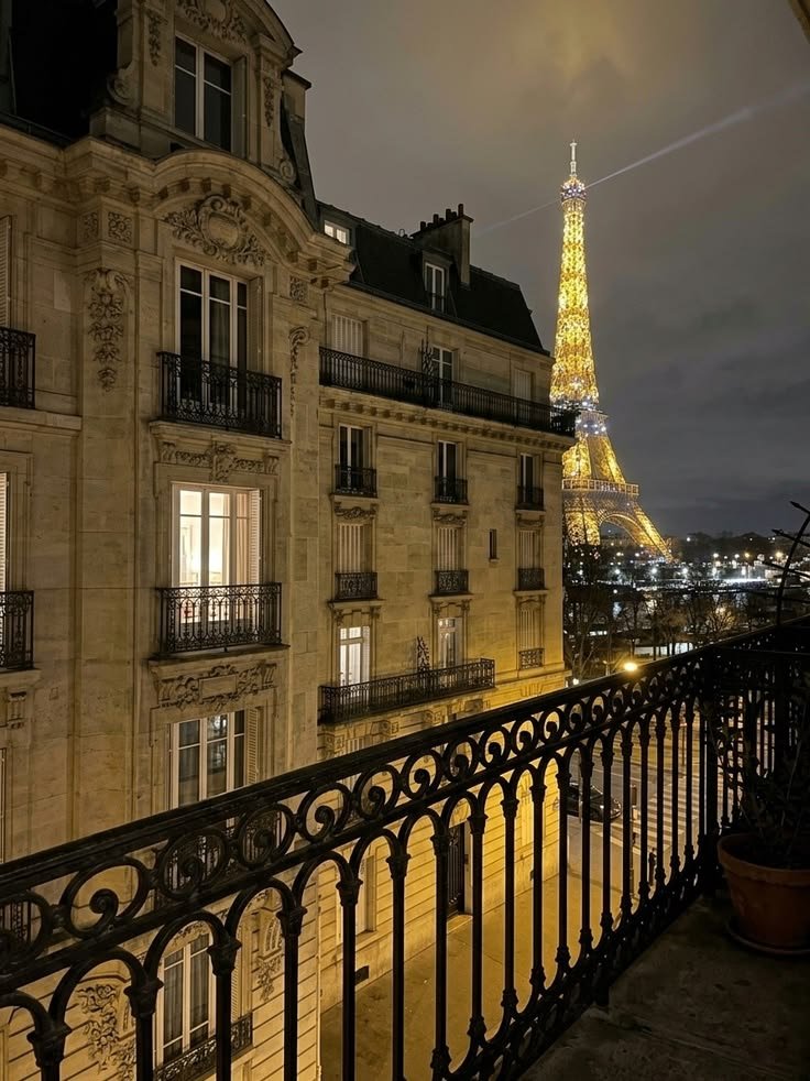 echoesofworld's tweet photo. Paris, France https://t.co/QH9anOX0qk