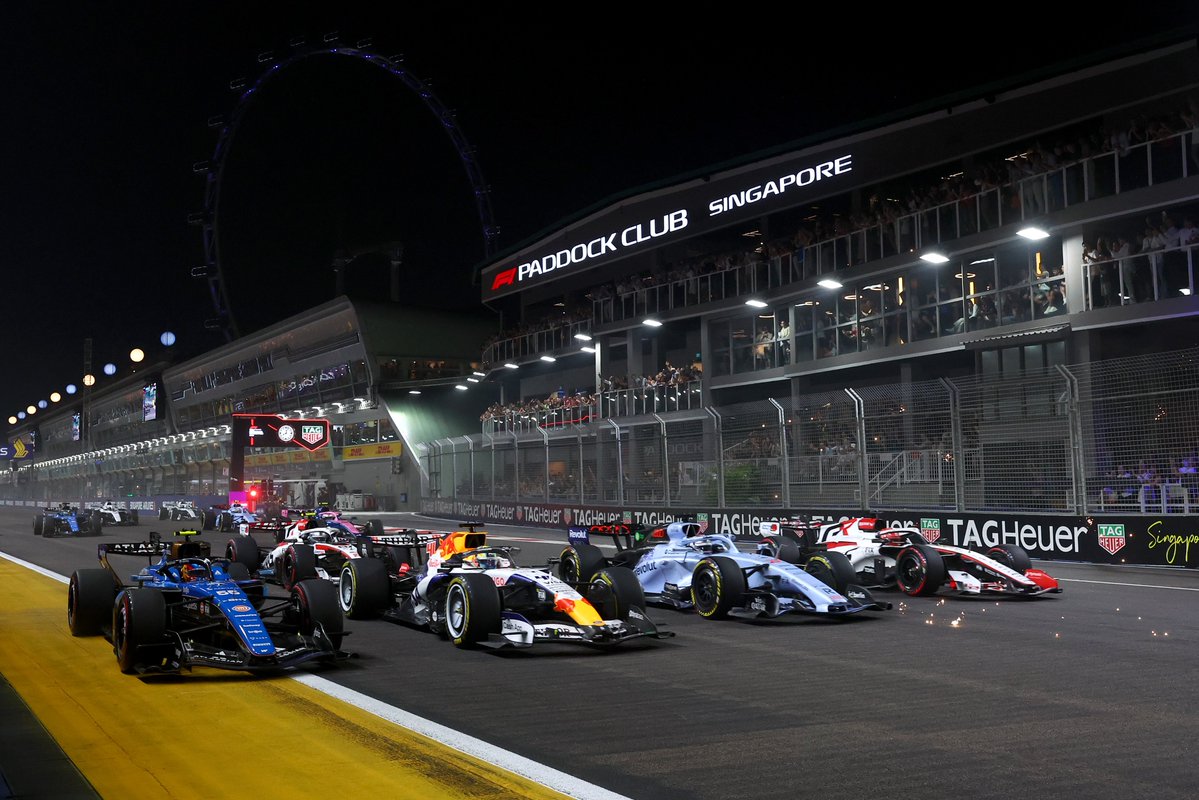 F1's tweet photo. F O U R 😵 W I D E 

#F1 #SingaporeGP https://t.co/1duxIbxWar