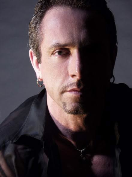 Vuelodelcometa's tweet photo. Materialismo infernal, body horror y racionalismo queer. Yo no sé vosotros, pero creo que todavía no hemos comprendido totalmente el impacto que Clive Barker ha tenido en el terror actual. Así que en el Cometa decidimos seguir rascando en todos sus cuentos del peor al mejor ⬇️ https://t.co/60Iri2vFG3
