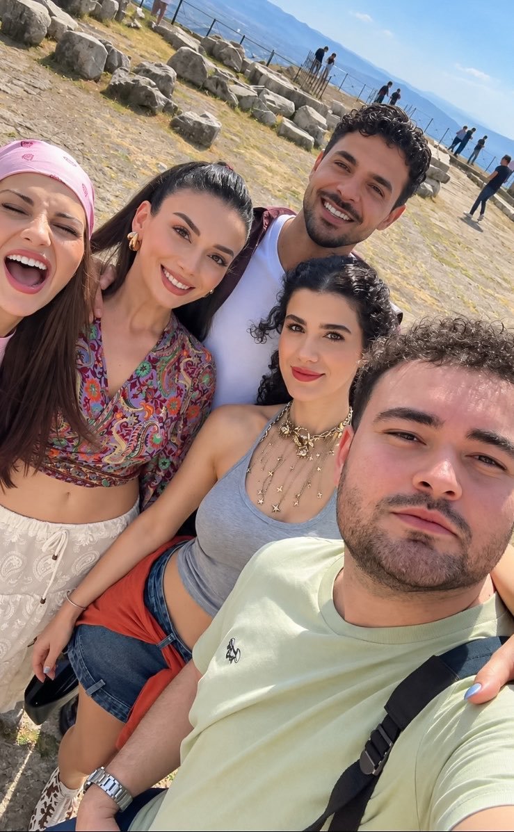 scarletter9410's tweet photo. 🇹🇷✨ ¡Çanakkale se llena de encanto con nuestra Özge y sus compañeros! 🤍🎬 Nuestra Bade, sumando su luz a un proyecto que celebra la riqueza y la historia de Turquía. 👑💫 #ÖzgeYağız #TellMeTroy #HalitÖzgürSarı https://t.co/oxluIgOOHm