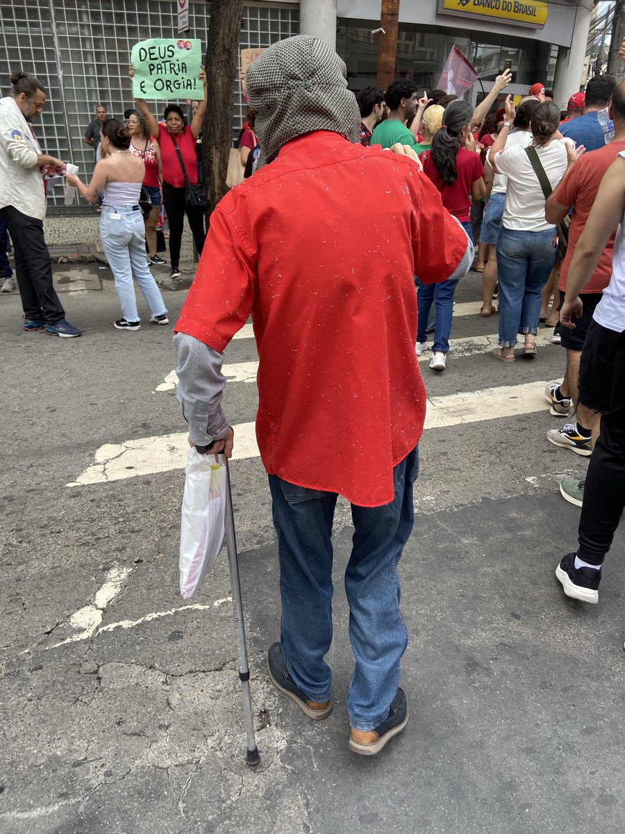 talitoschi's tweet photo. hoje na manifestação pró-Lula em Juiz de Fora eu fiquei caminhando atrás desse senhor que saiu de casa pra defender a aposentadoria. e eu senti aquele nó na garganta… https://t.co/i4CsZ9GJUY
