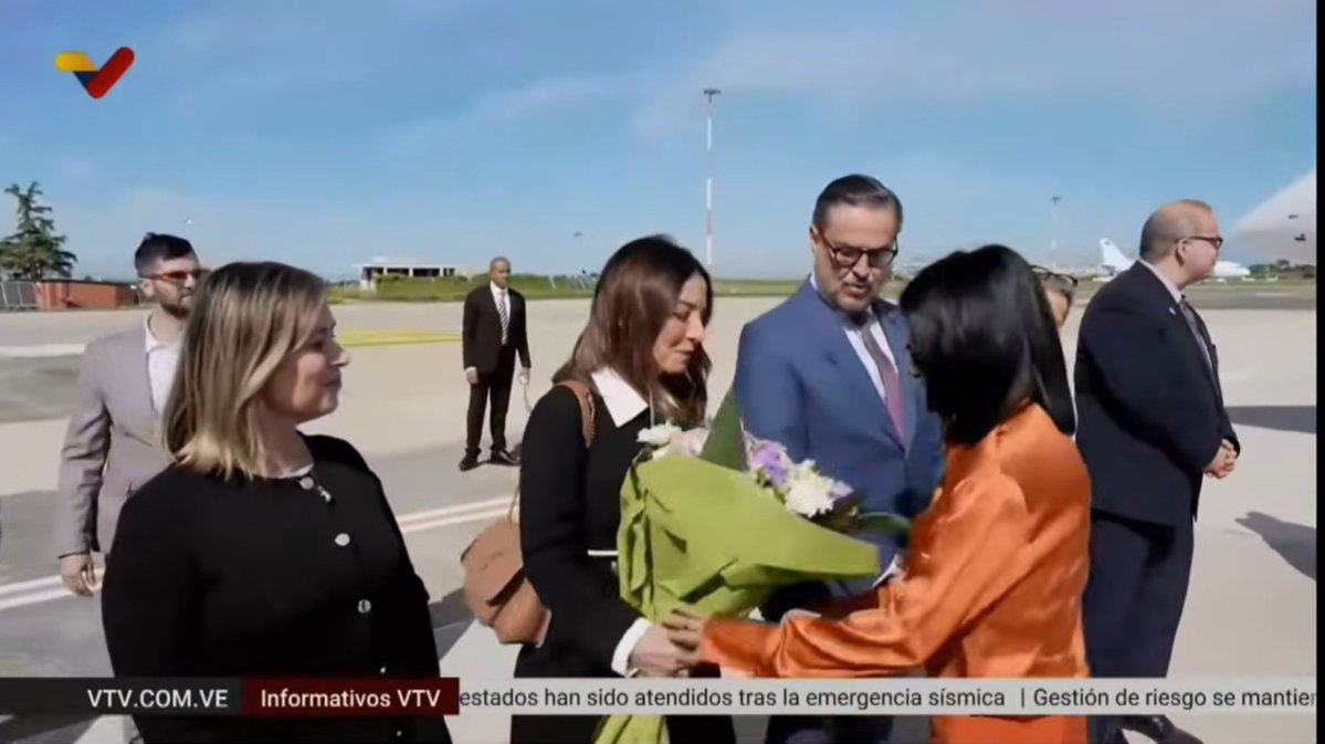 Arr3ch0's tweet photo. Delcy envió a Roma a la comitiva en el YV1004 para que esperaran su llegada en el FAI Rent-a-Jet D-AUWE con flores en mano. https://t.co/1G6ywfamhW