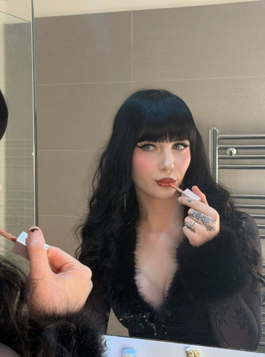 tswinter__s's tweet photo. @thewinterdollx About to go and catfish some straight men into thinking I was born a girl - wish me luck 😘🏳️‍⚧️ https://t.co/EWxWwYJPG4