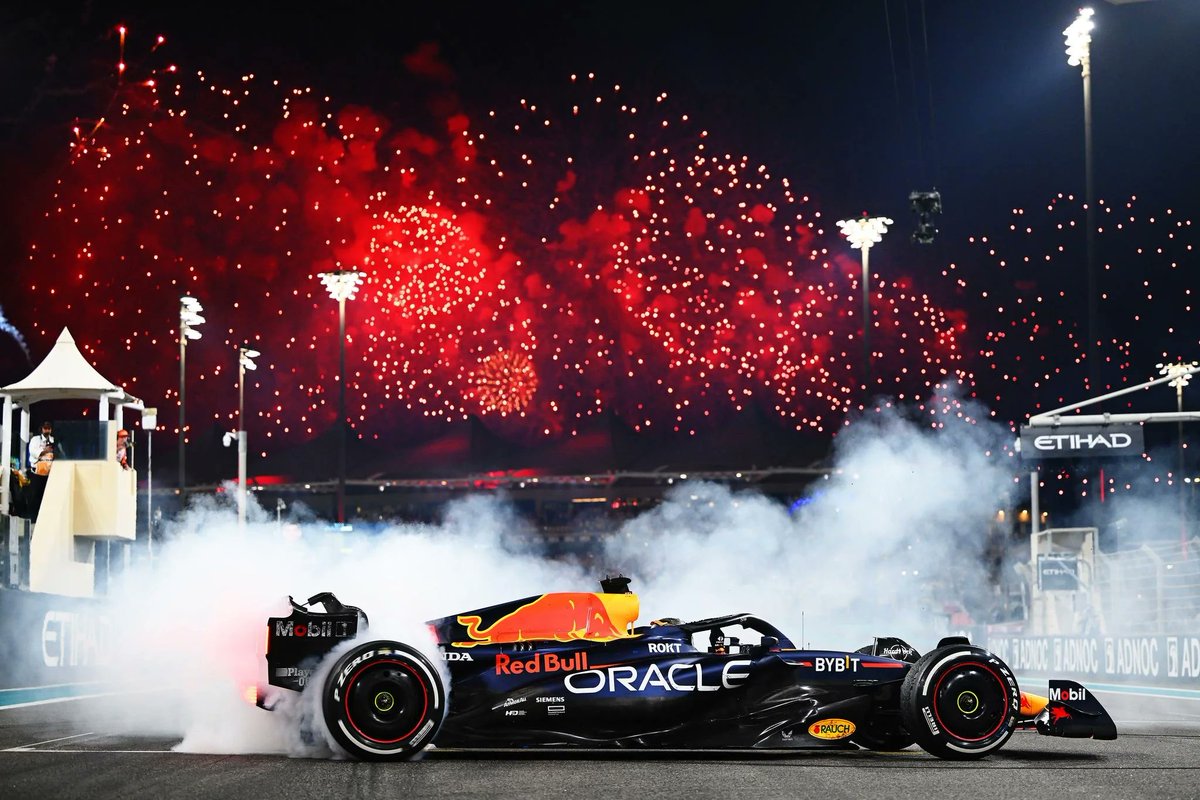 elmejordelresto's tweet photo. El AURA de Verstappen con los fuegos artificiales 🎇

#F1 #SingaporeGP https://t.co/Uk4TidAkFM