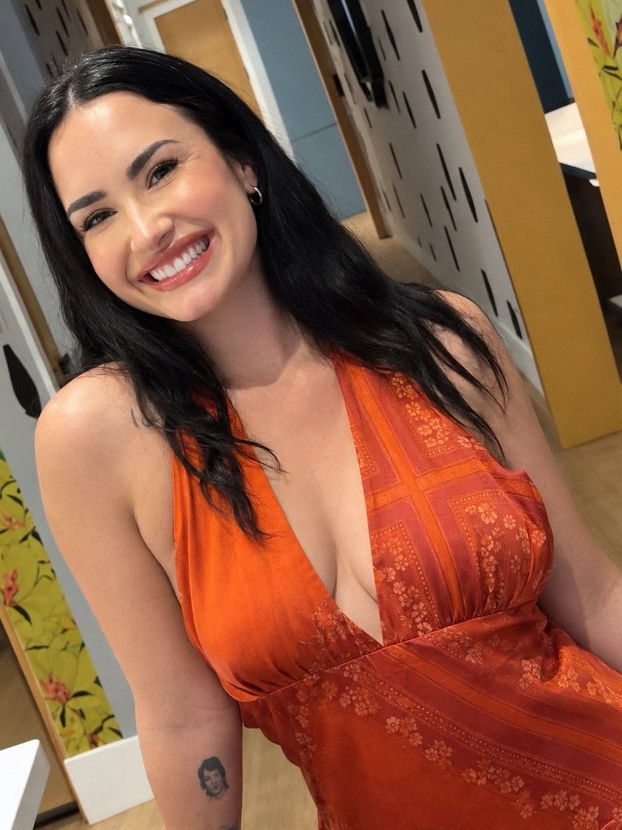 lovebangdemi's tweet photo. Demi Lovato, eu te amo, desculpa não te dar muito atenção. Eu tô lutando contra o fascismo no Brasil, minha princesa. https://t.co/SF0B6GHX1K