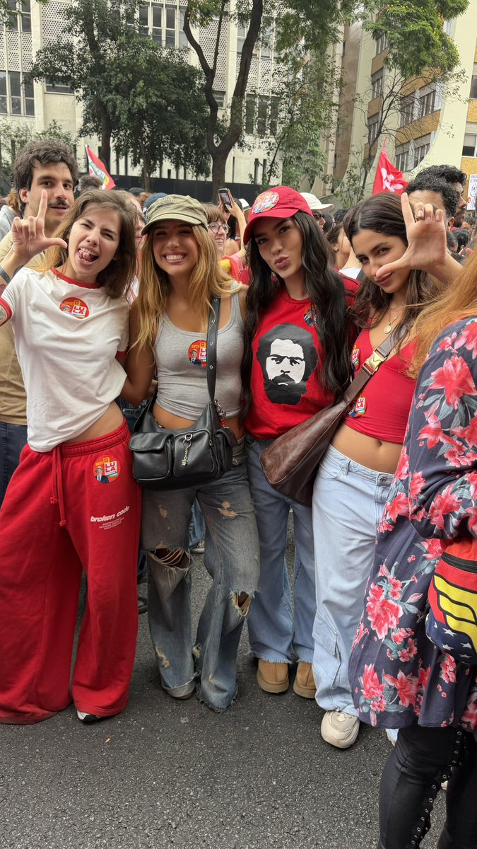 marcelaperchon's tweet photo. blogueiras com lula https://t.co/fJSHyNab1Q