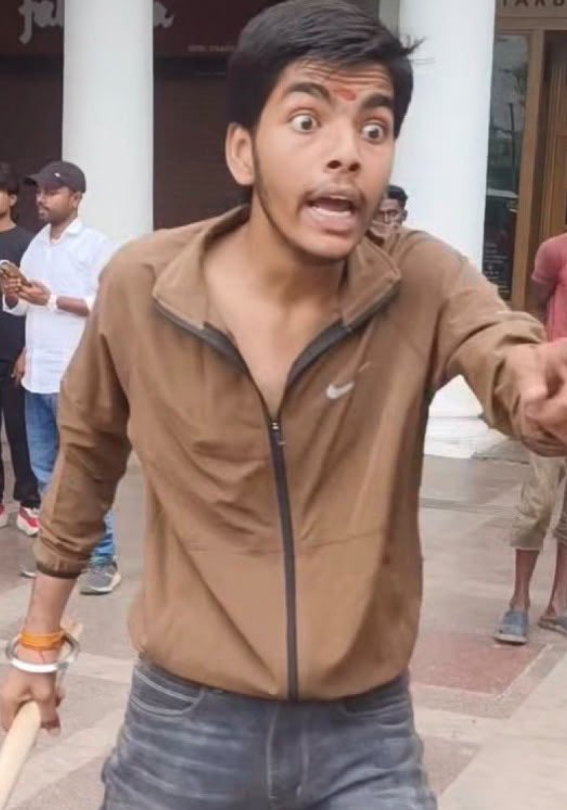 mikejava85's tweet photo. @DCPNewDelhi @RoflGandhi_ The people inside car were Litreally threatning  others with huge wooden logs ?

Here is one of the guy whose clothes match 

What are you talking about ? https://t.co/UjDPdWfwEo