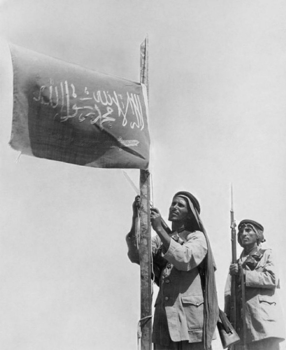 ifhd4's tweet photo. قريرة عين يا دار الرسالة ما دخلك الخوف
تصالين المعارك والنعيم تمدّه كفوفك

فداك العمر كلّه ما نقول إن العمر منصوف
لو نفاديك بالأعمار ما نوفيك معروفك

تظلّلنا تحت فَيْة نخيلك والتعب مخلوف
وأكلنا من عذوقك، وإن بردنا نلتحف صوفك

وشربنا من مواردك العذيّة ما يبلّ الجوف
وغفينا تحت جِنحك مرتوين وضمّنا جوفك

توحّدنا بعد كنّا قبايل في فضاك ضيوف
وصرنا كلنا ربعك وأهلك ومدهل ضيوفك

تحاوطك الفتن، و عباد ربي في حرمك تطوف 
تحليّن الظروف، ولايعرف العالم ظروفك 

نشوف الخير في باسق نخلك وفعلك المعروف
مثل ما شافت أذناب المجوس الموت ف�� سيوفك

تباهي ما عليك مْن العدا، والمسلمين تشوف
 عذيّة، مستبدة، غير لله ما ظهر خوفك

نعرف إنك عظيمة تستحقّين الكِبر والنوف
"واعرف إنّي بموت متيّمك وأعيش ملهوفك"

نبيع أرواحنا من ��ون حدّك، مالنا معروف
عسانا لو نردّ مْن الجمايل ربع معروفك .
