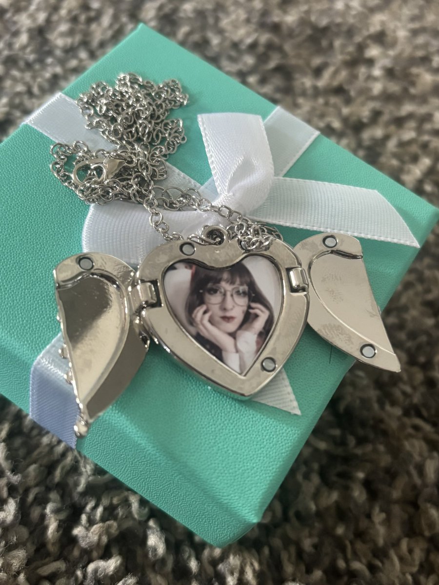 shiocia_'s tweet photo. @homurcia_ is so beautiful I am so lucky to be able to carry her photo with me every day. https://t.co/dZyb3GnspJ