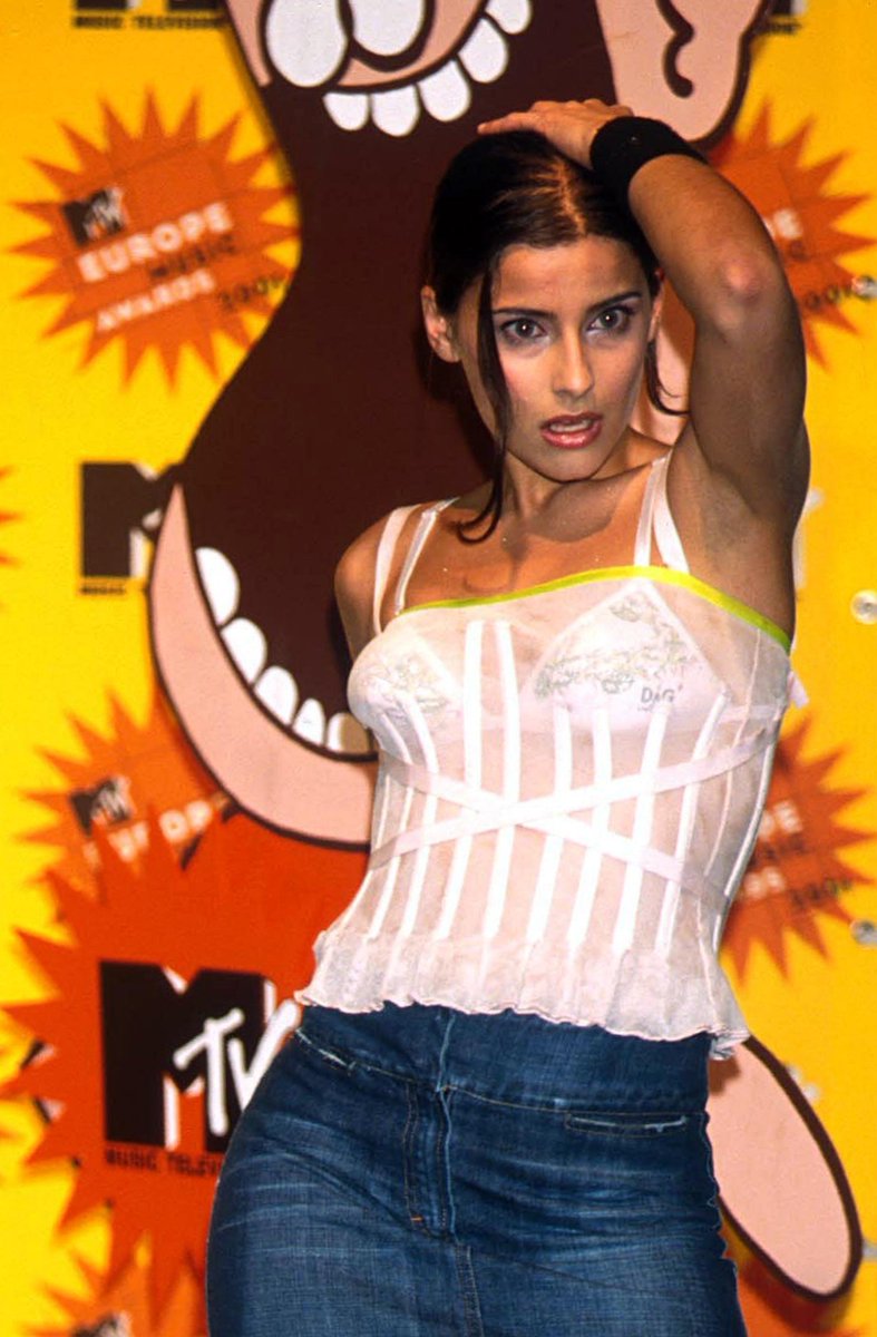 NellyFurtadoPt's tweet photo. Nelly Furtado was pregnant with Loose here (2001) https://t.co/OaNvQBIRil