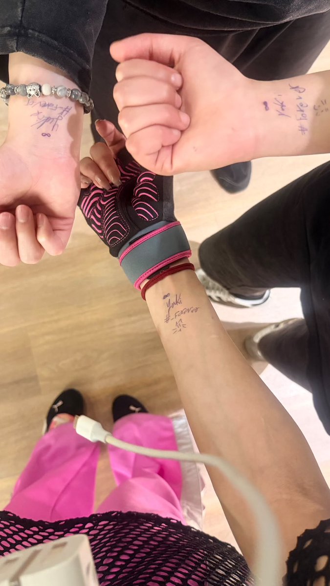 thegazatte2's tweet photo. كتبت على صحباتي اسمي😝😝
#yuki_forever https://t.co/dOdiYdCePX