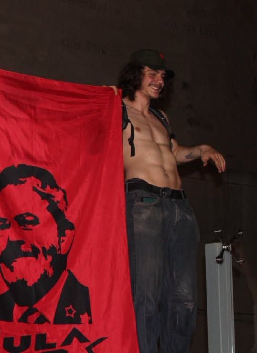 tonvicttor's tweet photo. a revolução é uma delícia https://t.co/QmnVUFgNaJ