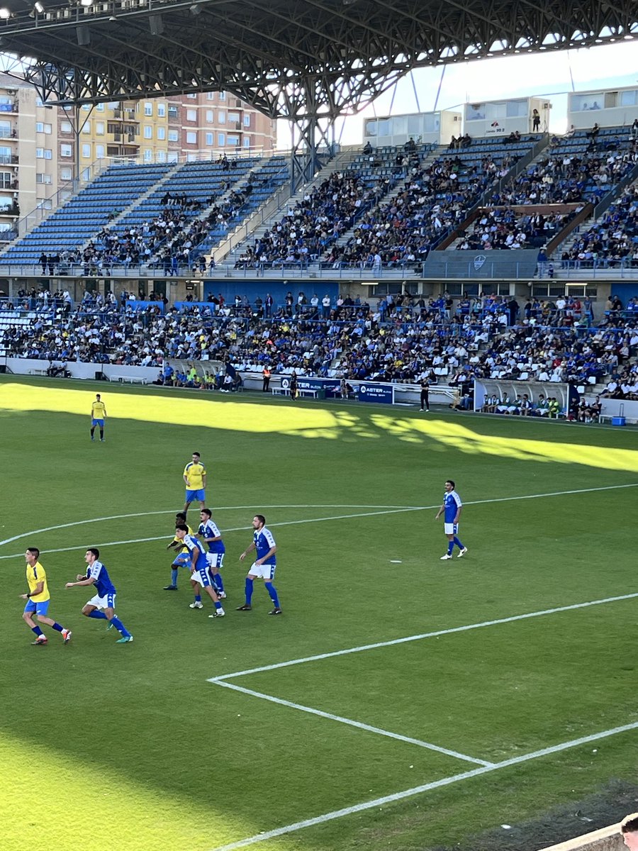 Valles23V's tweet photo. Quarta Catalana @LleidaCF vs Seròs #lleida #esunsentiment #campdesports #quartacatala https://t.co/PYbBMFSasA
