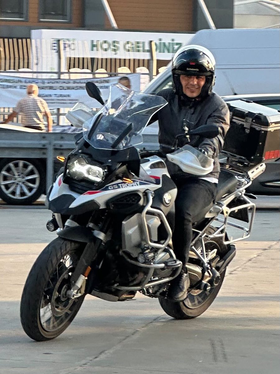ibbhaberr's tweet photo. Yeni Parti İstanbul İl Başkanı Özgür Çelik, Instagram hesabından motosikletinin yanında ve sürüş sırasında çekilen fotoğraflarını paylaştı.

🗣️ "İstanbul'da güneşli bir pazar gününden güzel ülkeme selam olsun."

Özgür Çelik'in paylaşımı, ilk bir saatte 25 bin beğeniye ulaştı. https://t.co/jXUoXSh1H8