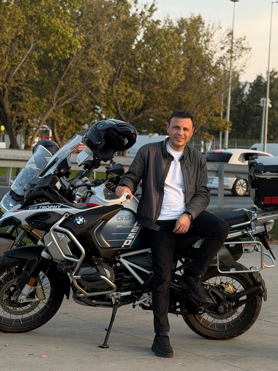 ibbhaberr's tweet photo. Yeni Parti İstanbul İl Başkanı Özgür Çelik, Instagram hesabından motosikletinin yanında ve sürüş sırasında çekilen fotoğraflarını paylaştı.

🗣️ "İstanbul'da güneşli bir pazar gününden güzel ülkeme selam olsun."

Özgür Çelik'in paylaşımı, ilk bir saatte 25 bin beğeniye ulaştı. https://t.co/jXUoXSh1H8
