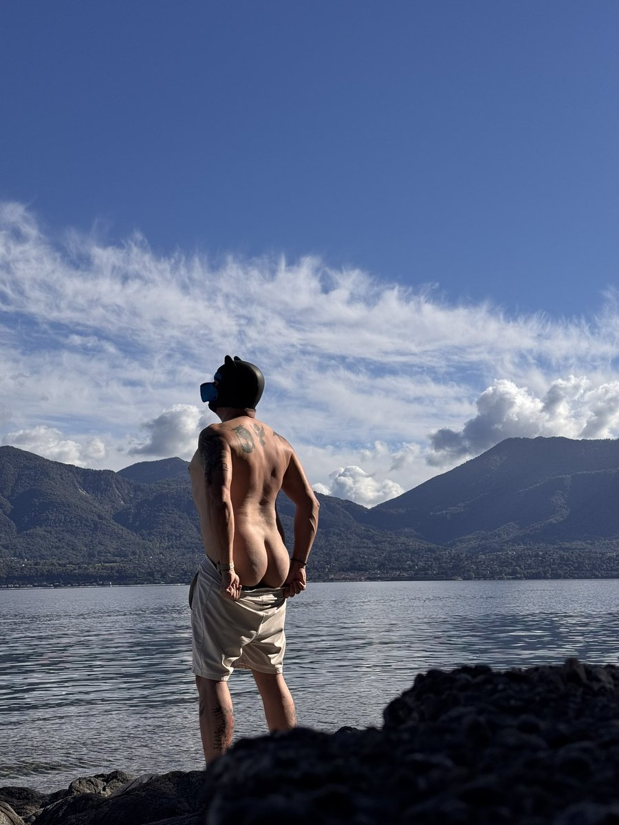 FighterApollo's tweet photo. What do you notice first?
The view or the pup? 🐶 🐺 🐾 
#pup #pupwrestling #muscle #lake https://t.co/srESh4CSEm