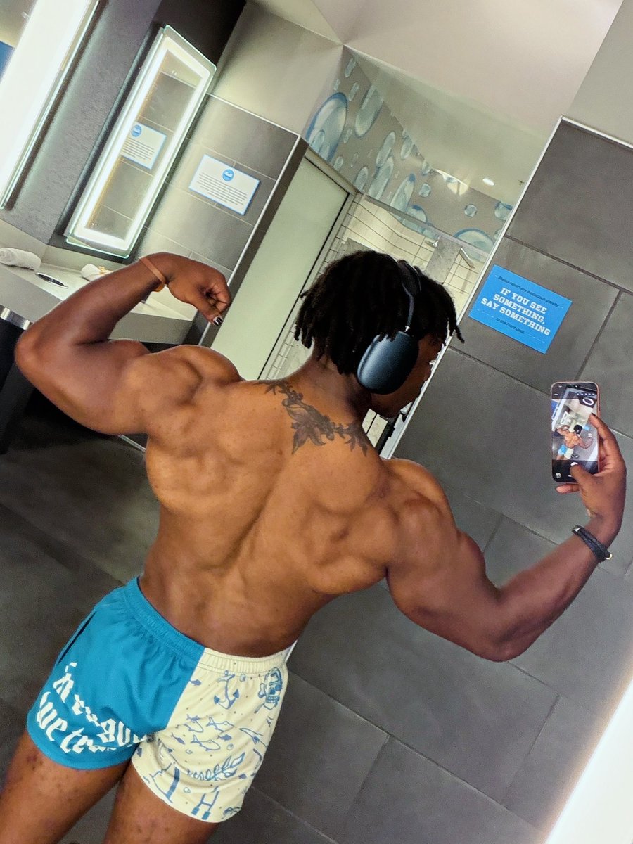 Sllayyerrr's tweet photo. meet me on the locker room. https://t.co/BnkAsk7UbS