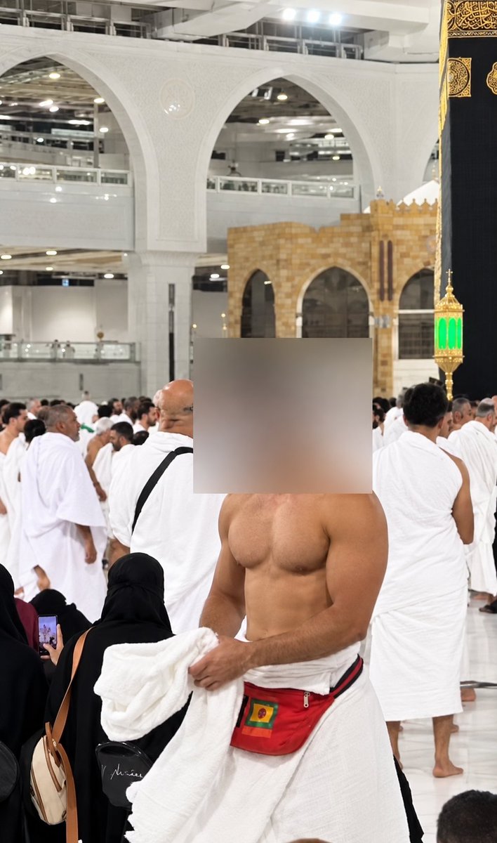 shoi014's tweet photo. الله يتقبل 
بس هل يجوز كشف الصدر بهذي الطريقه!! https://t.co/EfYp439CpV