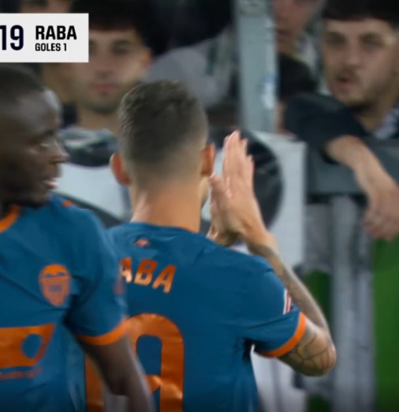 besoccer_ES's tweet photo. Bryan Zaragoza tras marcarle al Málaga (nació allí, pero no jugó en su equipo) / Dani Raba tras marcarle al Racing de Santander (nació allí, pero no jugó en su equipo) https://t.co/6DgBxkAa1J