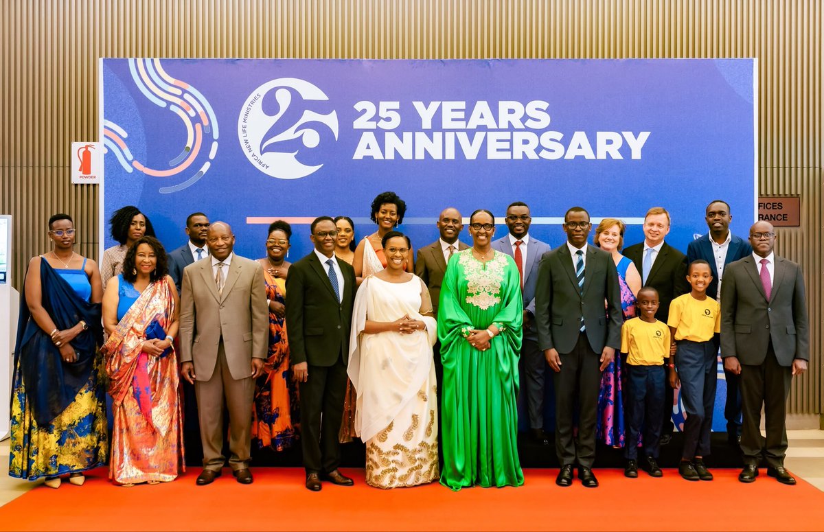 FirstLadyRwanda's tweet photo. ‘’Africa New Life Ministries, ntabwo mwabaye umuryango cyangwa itorero risanzwe, rikorera  umurimo waryo mu Rwanda. Mwarakoze kuba abafatanyabikorwa beza muri uru rugendo rwo kubaka umuryango Nyarwanda.

Turabashimira ko mwabereye ababyeyi abana batari kuzamenya Papa cyangwa Mama, kuko bagizwe imfubyi n’amateka. Turabashimira ko mwaduhamirije, ko ubutumwa bwiza atari ububwiriza abantu ko hari ijuru gusa, ahubwo ari ubwubaka umuryango w’Imana muri ubu buzima dufite uyu munsi ku isi.'' -  Nyakubahwa Madamu Jeannette mu Igikorwa cyo kwizihiza isabukuru y’imyaka 25 ya @newliferwanda | Kigali, 11 Ukwakira 2026

Mushobora gusoma ubutumwa bwose hano: https://t.co/zWFl3GHSnq