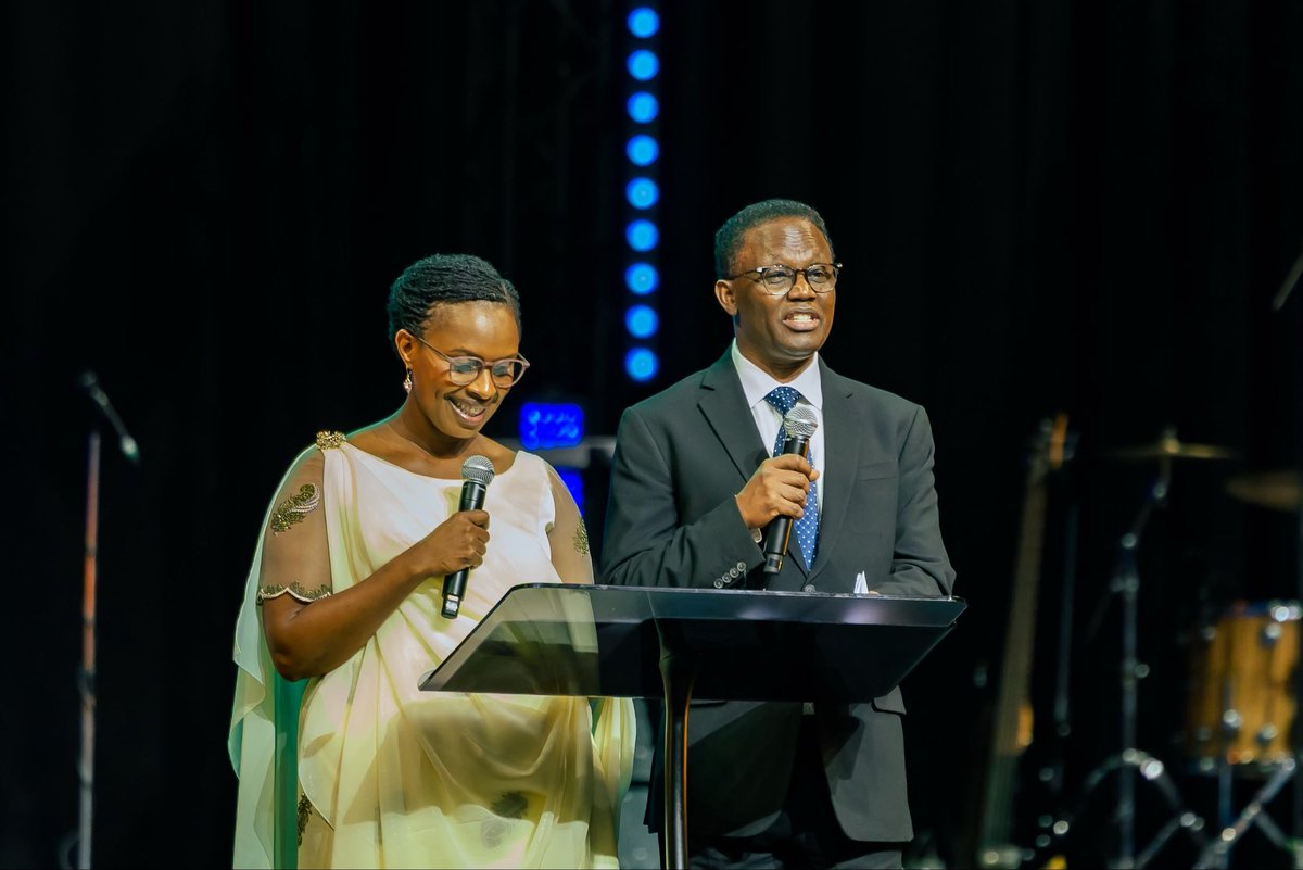 FirstLadyRwanda's tweet photo. ‘’Africa New Life Ministries, ntabwo mwabaye umuryango cyangwa itorero risanzwe, rikorera  umurimo waryo mu Rwanda. Mwarakoze kuba abafatanyabikorwa beza muri uru rugendo rwo kubaka umuryango Nyarwanda.

Turabashimira ko mwabereye ababyeyi abana batari kuzamenya Papa cyangwa Mama, kuko bagizwe imfubyi n’amateka. Turabashimira ko mwaduhamirije, ko ubutumwa bwiza atari ububwiriza abantu ko hari ijuru gusa, ahubwo ari ubwubaka umuryango w’Imana muri ubu buzima dufite uyu munsi ku isi.'' -  Nyakubahwa Madamu Jeannette mu Igikorwa cyo kwizihiza isabukuru y’imyaka 25 ya @newliferwanda | Kigali, 11 Ukwakira 2026

Mushobora gusoma ubutumwa bwose hano: https://t.co/zWFl3GHSnq