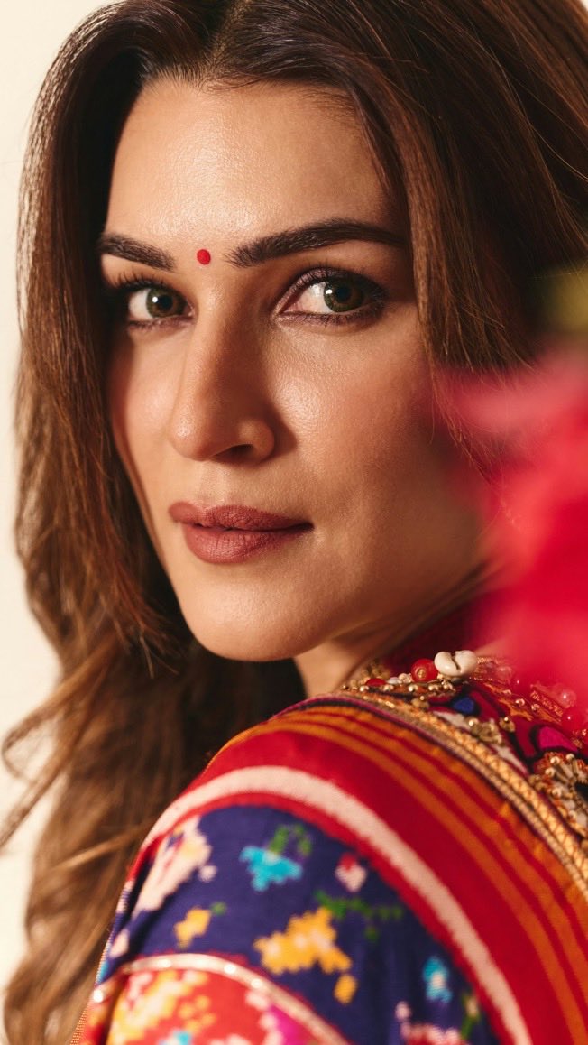 KritiSannon's tweet photo. The most beautiful woman @kritisanon #KritiSanon https://t.co/4bXrEGZE9q