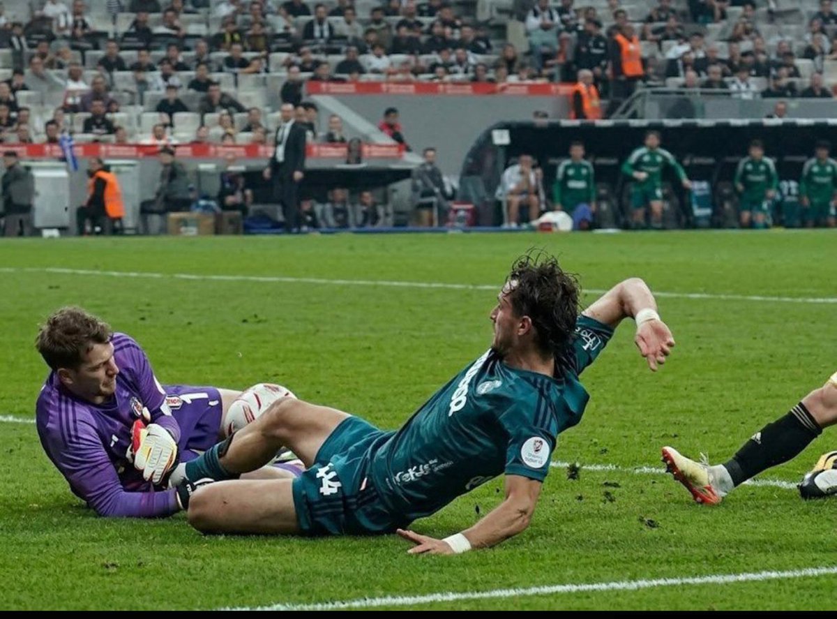 yusufbjk19393's tweet photo. fenerbahce galatasaray olsa  bu pozisyonda rakibe kirmizi verirsiniz
TABANLA öldürmeye giriyor
 @TFF_Org  böylemi LİGİ düzeltecektiniz.

#Beşiktaş

#BJKvKOC
#BJKvKS https://t.co/avPOMW1wIr