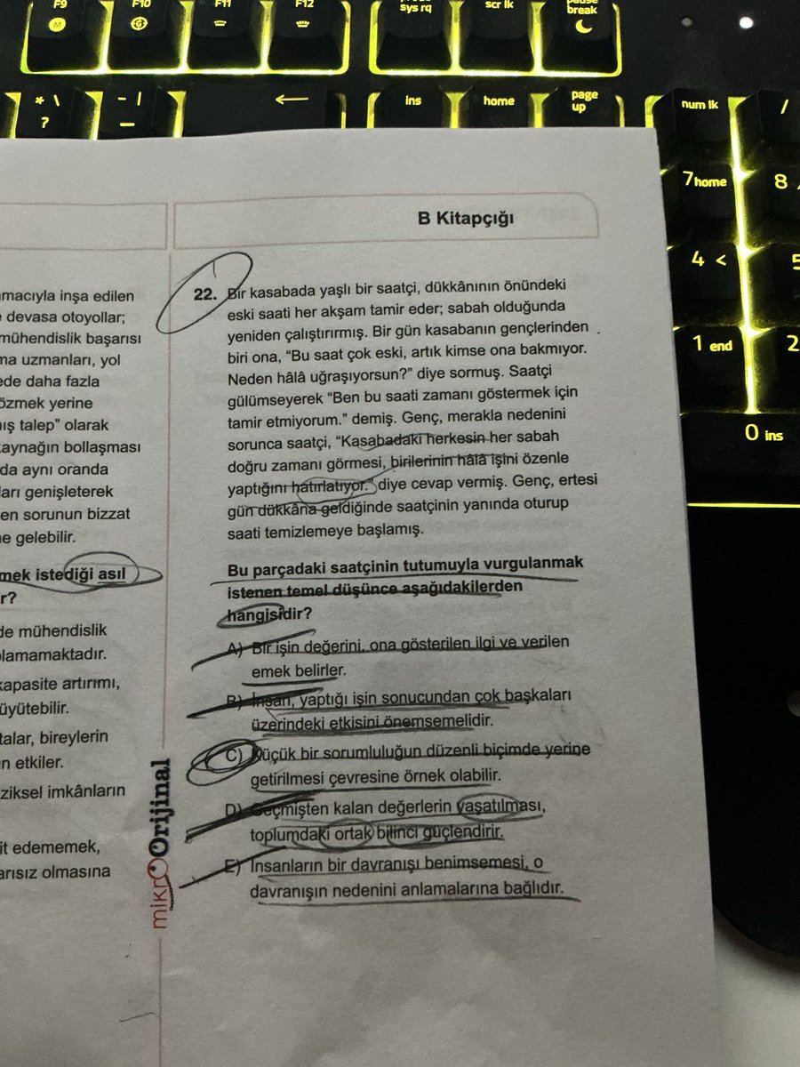 sebebini_sormaa's tweet photo. Mikroorjinal de bu soru ne diyo amk c dedim ama b de olabilir https://t.co/zqqiAjhtYg