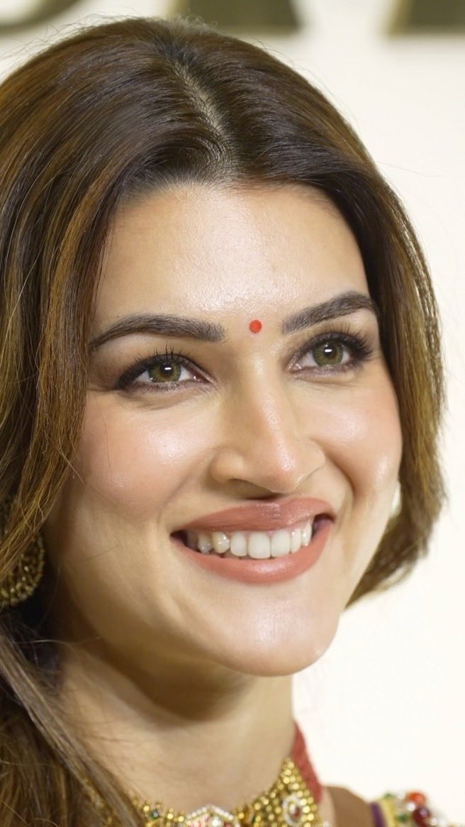 KritiSannon's tweet photo. Face card to die for. @kritisanon #KritiSanon https://t.co/EGx1zyBLTg