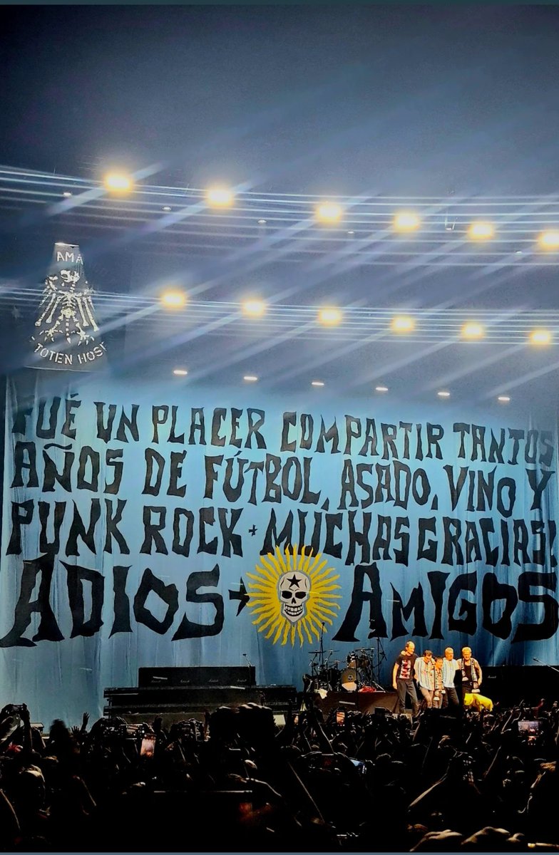 FFerra5's tweet photo. Se terminó la era de seguir a Die Toten Hosen por el país. Una banda 🇩🇪 q adoptó 🇦🇷 como su 2da patria y siempre vino realmente por amor, cobrando 2 mangos. Demostrando q no es todo guita en la vida y q vale la pena hacer las cosas por pasión. Salen por la puerta grande, BZBE https://t.co/LsmWpfNewP