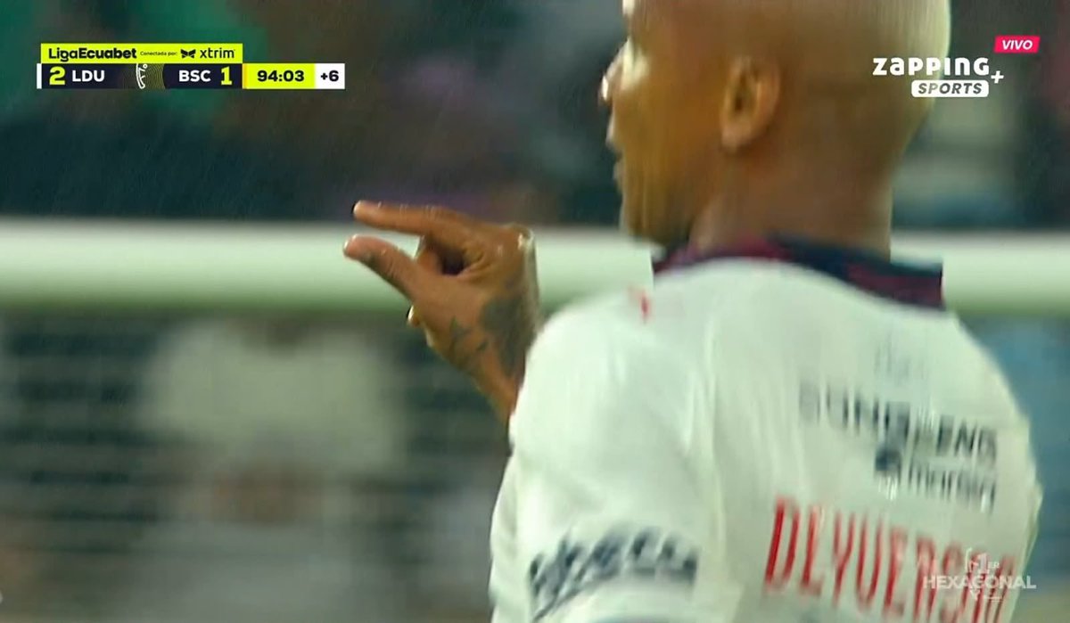 mundoalboec's tweet photo. Lo de Deyverson hoy fenomenal, entró a bajar el ritmo del rival, dar expulsando un jugador, y decirles equipo pequeño y no popular. Todo eso en menos de 2 minutos. https://t.co/xvHx4OidGM