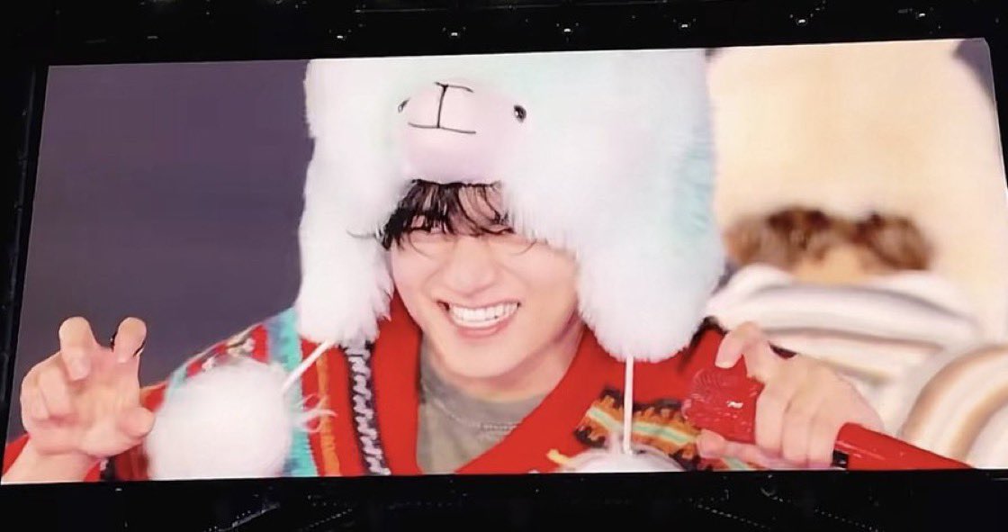 kthsolist's tweet photo. fotos do taehyung que tá me fazendo chorar agora nesse momento. https://t.co/TRHkFJS1jM