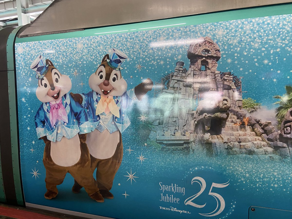 nontome's tweet photo. いざ!
横浜アリーナへ✨️!!!!!
大学のリア友と初めて一緒の2人現場👍🏻´-
ディズニー車両🐭🏰✨️✨️
しかもチプデだし💕💕勝手にやぶひか〰️💚💛 https://t.co/nrmBxD5Owj