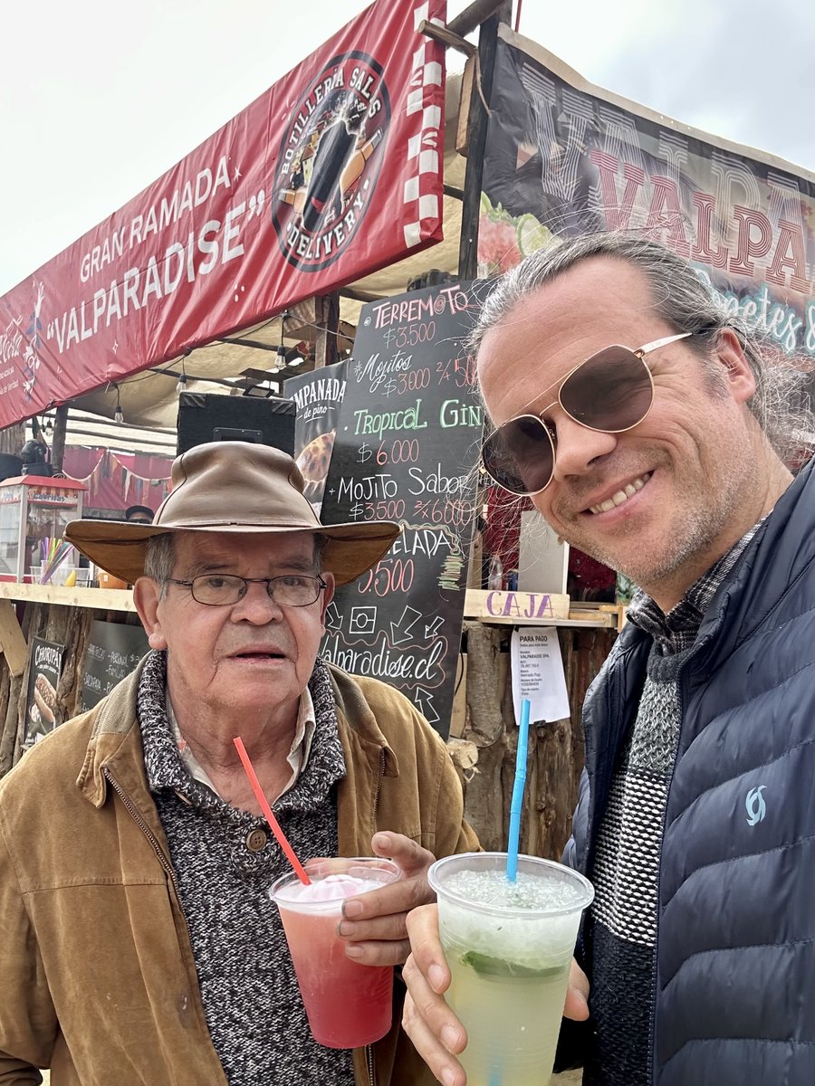 hernancastro_'s tweet photo. Con mi padre en la Alejo Barrios #apuntesyviajesvalparaiso #valparaiso #playaancha ❤️🚠 https://t.co/hWCGAUel2I