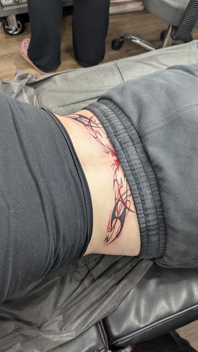 00Jinko's tweet photo. Okay tattoo update, it's day 1 of healing so I have to be super careful with it but its so sickkkk https://t.co/9t2QE9rrLl