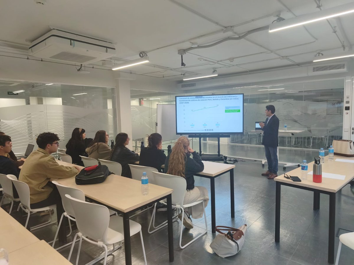 frankcasas4's tweet photo. La semana pasada estuve por Madrid y tuve la dicha de dar una charla sobre la situación del mercado ilegal de drogas en Perú y la respuesta estatal peruana.  Agradezco a la Dra. @soniaaldamejias quien me dio un espacio en su clase de Criminología y Sociedad en la @universidadcjc https://t.co/x6gHONLvvE