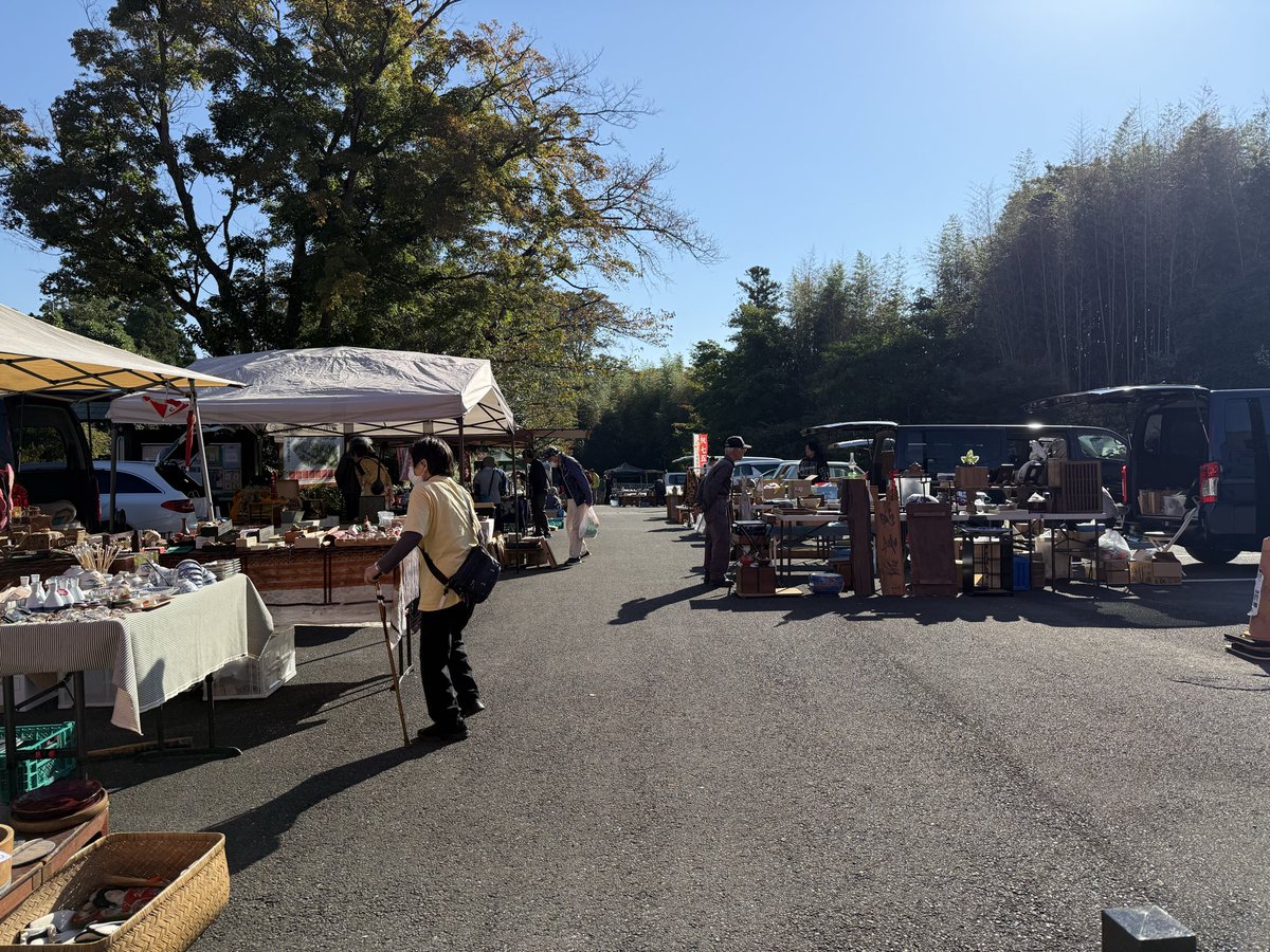 Shirasasa_Inari's tweet photo. 本日は「スポーツの日」です。

境内では朝から骨董市が開催されております。

三連休の最終日、暑い一日となりそうですが、どうぞ暑さにお気をつけいただき、お宝探しとともに秋の境内でのひとときをお楽しみください。

皆様のご参拝を心よりお待ち申し上げます。 https://t.co/454Ciz1XKH