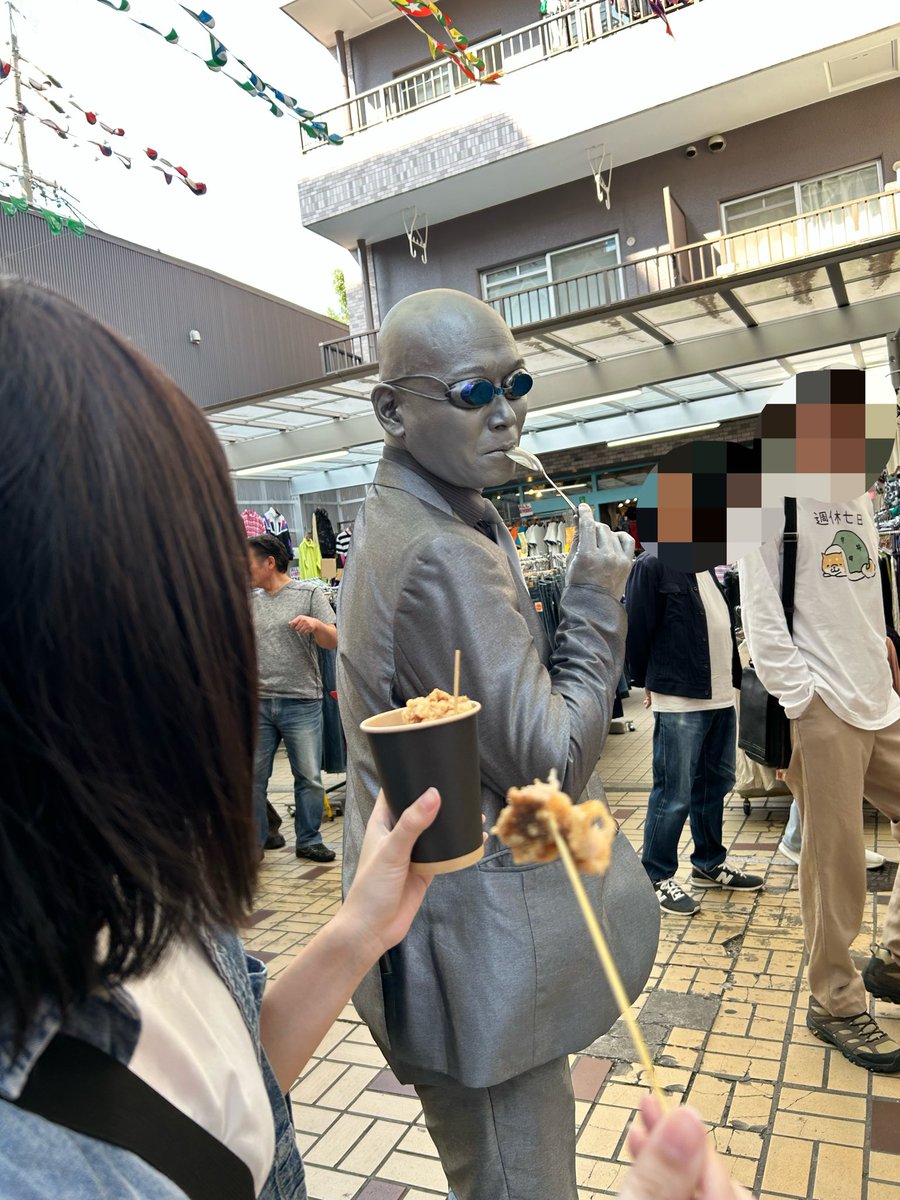 5Mikomikoshi's tweet photo. #大須大道町人祭2026
#unpa さん
娘、大好きな　#亜細亜坊　の唐揚げ食し中に遭遇。😆🙌
un-paさんにも美味しさを伝えることにする。
un-paさん、一口で食べたけど熱くなかったかな？と心配している娘。 https://t.co/d5RsIQFnM9