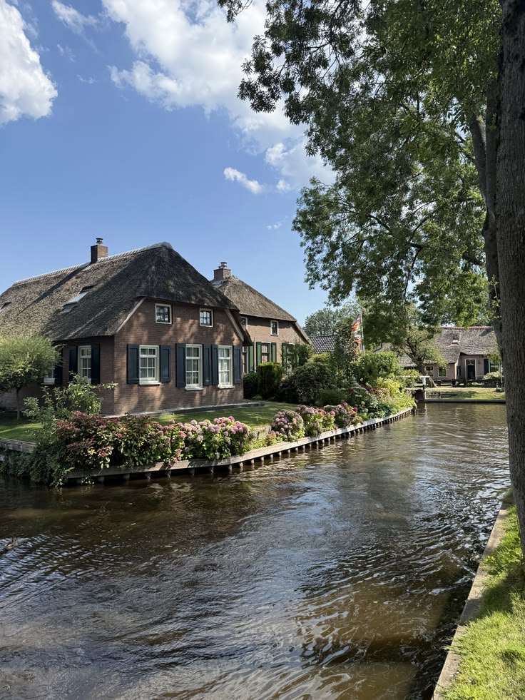 echoesofworld's tweet photo. Giethoorn, Netherlands https://t.co/iefEeSm2fK