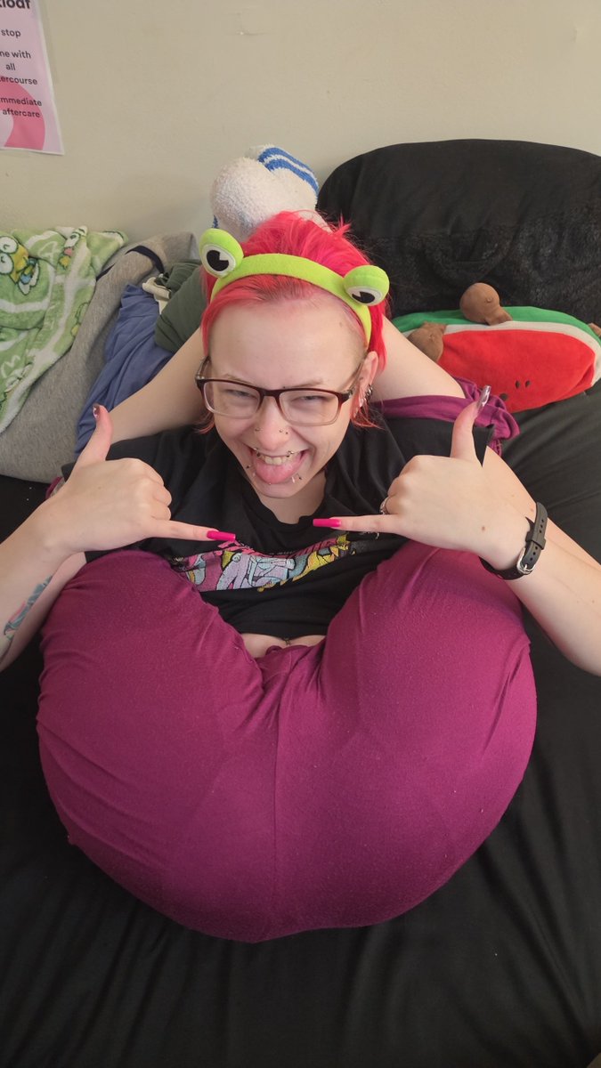 CinnaM1LF's tweet photo. I can STILL put my legs behind my head #weirdposition https://t.co/zDmxEre71x