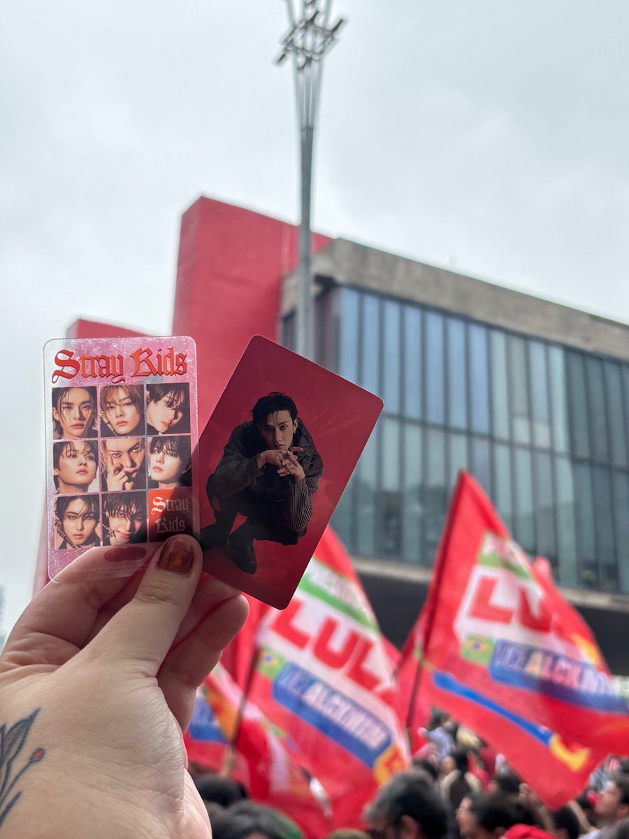 abruxadeblegh's tweet photo. LULA EVERYWHERE ALL AROUND THE WORLD #FandomsComLula #StaysComLula https://t.co/5aB82Brrca