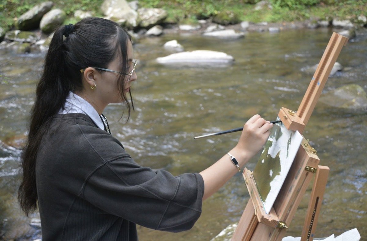 GPHSHighlanders's tweet photo. 💙💛G-P SPOTLIGHT: On 9/25, Mrs. Fisher’s students: Jennifer Ballesteros, Naomi, Kylie, Natalia, Carson, Angel &amp; Eliza participated in Tremont Plein Aire program. They created beautiful works of art w mentoring from a featured Smoky Mtn Plein Aire artist. Congrats!👏 https://t.co/qewGkuAtpU
