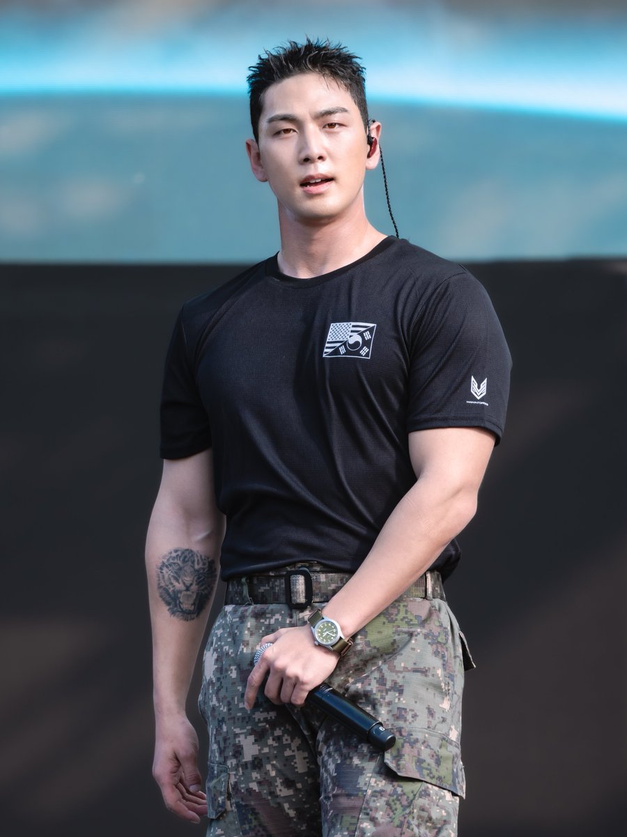 100ho_bro's tweet photo. 261011 K-밀리터리 페스티벌
#BAEKHO #백호 https://t.co/mckmz54gCe