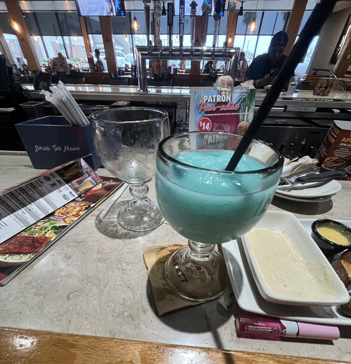 bleedng_ghost's tweet photo. I’m drunk at Applebees and I just wanted to tell you guys ily https://t.co/FNmXj577yC