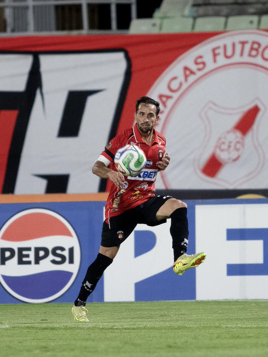Caracas_FC's tweet photo. El dueño de la pelota quieta: Robert Hernández ✌🏻🅰️

#SomosCaracas #DaleRo https://t.co/wKicJjWoNs