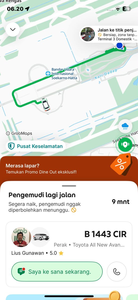 KapudS640's tweet photo. Demi apa pun, kejadian ini bikin aku trauma naik GrabCar, apalagi di Jakarta 😭

Waktu itu aku dari Terminal 3 Bandara Soekarno-Hatta habis nganter cowokku yang mau balik ke Tangerang. Aku pesan Grab dan dapat driver ini.

1. Pas pertama pesan, aku chat dulu buat memastikan bapaknya benar-benar bisa jemput di lokasi itu atau nggak. Dia jawab bisa, jadi aku tunggu. Cowokku juga ikut nunggu sampai drivernya agak dekat.

2. Begitu driver sudah dekat, cowokku naik lagi dan aku jalan ke titik penjemputan. Dari awal dia datang, feeling-ku udah nggak enak. Dia langsung buka jendela depan dan nanya, “Diyah ya?” Aku jawab, “Iya, Pak,” lalu langsung masuk mobil.

3. Baru banget aku naik dan menutup pintu, mobilnya langsung jalan dengan kencang banget. Tiba-tiba dia langsung menarik HP yang sedang aku pegang. Aku kaget dan langsung nge-freeze.

4. Setelah mengambil HP-ku, dia baru bilang, “Kak, pinjam HP-nya buat lihat harga di aplikasi, karena ini punya bapak saya.” Aku nggak berani marah atau melawan karena dia ngebut banget, sementara tujuan kami masih jauh.

5. Kebetulan saat itu paket internet di HP-ku juga habis. Parahnya lagi, dia sampai rela mengaktifkan hotspot untuk HP-ku, lalu tiba-tiba membatalkan pesanan Grab yang aku pesan lewat aplikasi, padahal aku sudah bayar. Aku cuma bisa duduk di belakang sambil melihat dia membatalkan pesanan dan terus mikir, nanti aku harus gimana?

6. Setelah itu, dia mengembalikan HP-ku dan bilang kalau naik Grab dari bandara, biaya tol, parkir, dan lain-lain ditanggung di luar aplikasi. Aku tahu kalau tol memang bisa di luar aplikasi, tapi aku cuma bisa menahan diri dan diam karena takut kalau melawan, dia malah nekat.

7. Setelah melewati dua gerbang tol, dia tiba-tiba bilang kalau tol pertama harganya Rp90 ribu dan tol kedua Rp35 ribu. Padahal aku jelas-jelas melihat tarif tol terakhir cuma Rp15 ribu. Di situ aku makin yakin kalau ada yang nggak beres sama driver ini.