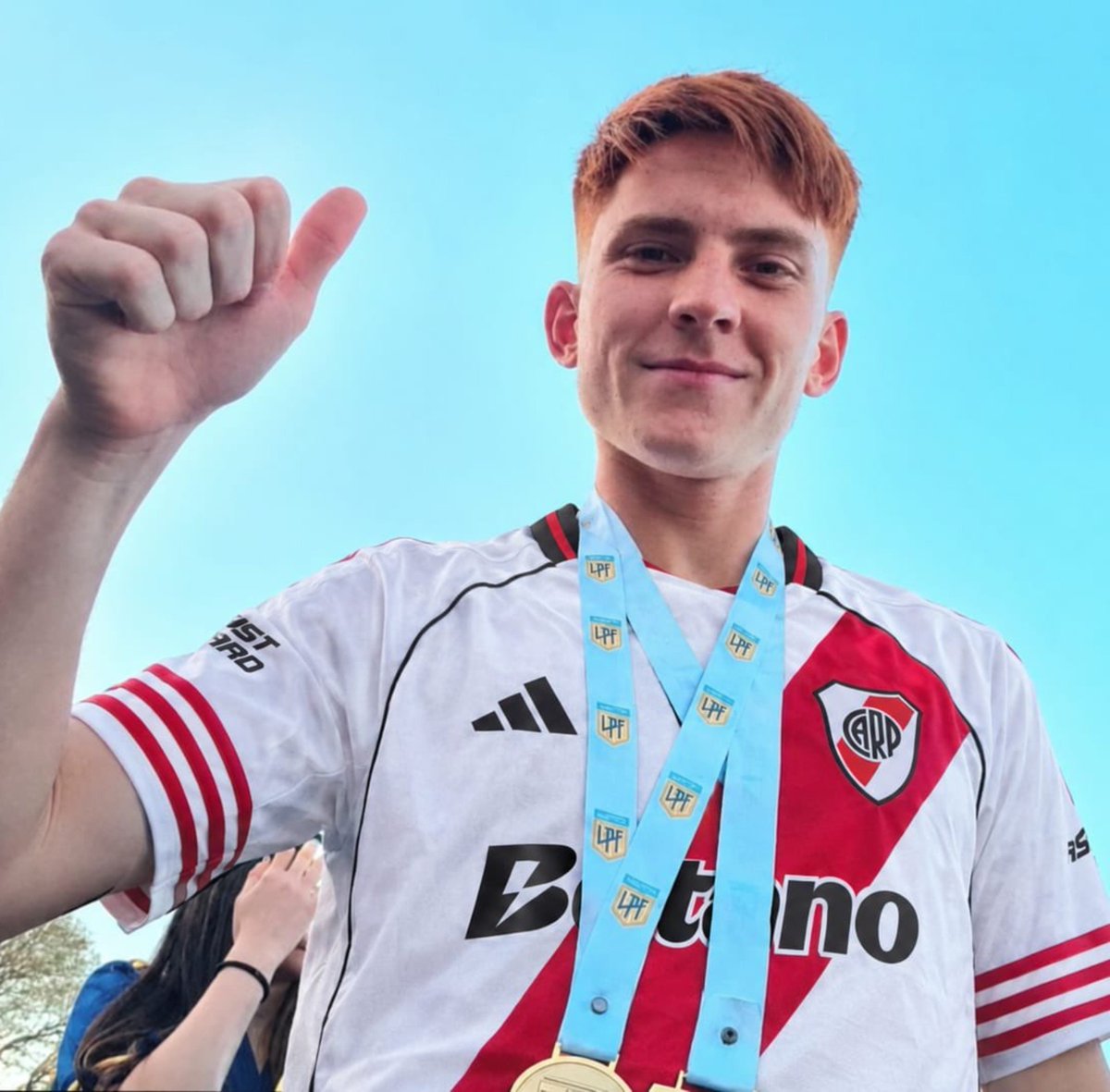 Val_ColLec's tweet photo. De todos, el que más me hoteó fue el Colo con la de River, me engomé https://t.co/QfEuc64eyg