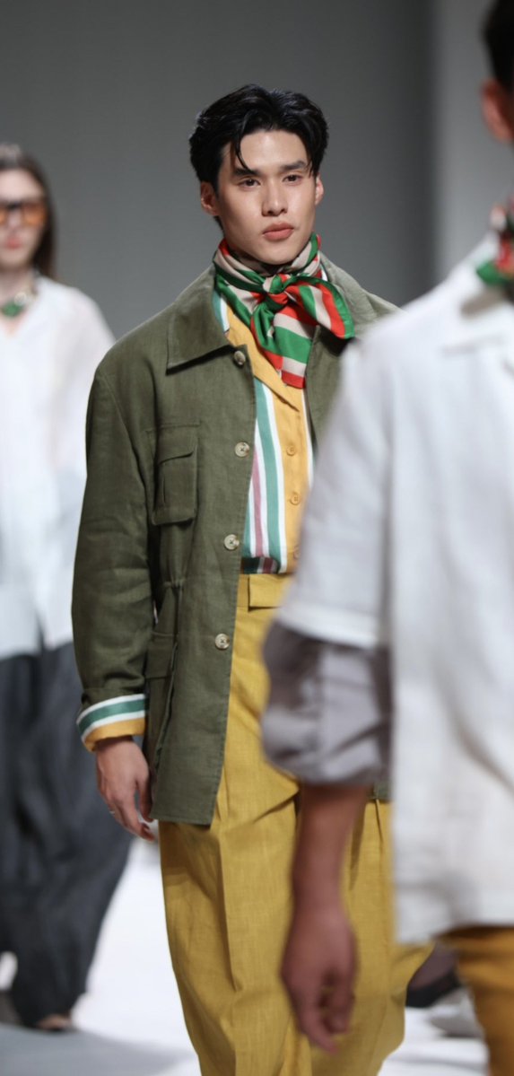 CinemaSerieNews's tweet photo. PEAK BIFW26 SIAM PARAGON
#PeakPeemapol en la pasarela del desfile de #37C #BIFW2026 #ThirtysevendegreesCelsius en la #SemanadelaModaInternacionaldeBangkok de #SiamParagon2026 
#SiamParagonBIFW2026xPearlPeak #PearlPeak #37DegreesCelsius #blthai #FlowerBoy #Moda2026 #Tendencia https://t.co/bj9KdbJUFi