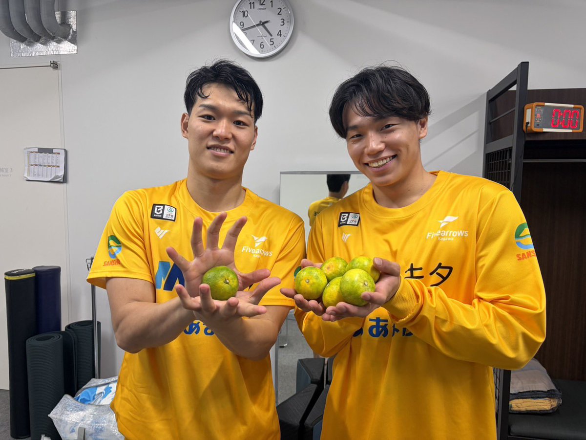 fivearrows_K's tweet photo. 今節も #JA香川県 さまより、みかん🍊をご提供いただきました✨😍
ありがとうございます！！

#高橋克実 #佐古竜誠
#香川ファイブアローズ #HIGHFIVE https://t.co/0aDDQwqvYx